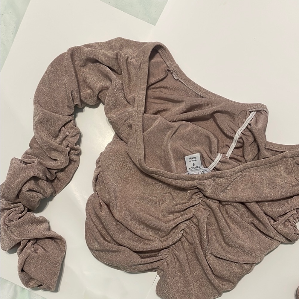 Elegant Ruched Off-Shoulder Top - Picture 4 of 4